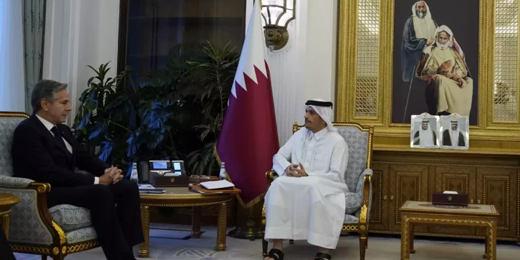 El primer ministro y ministro de Asuntos Exteriores de Qatar, Mohammed bin Abdulrahman Al Thani, a la derecha, y el secretario de Estado estadounidense, Antony Blinken, asisten a una reunión, en Doha, Qatar, el 13 de octubre de 2023. (AP Photo/Jacquelyn Martin, Pool)