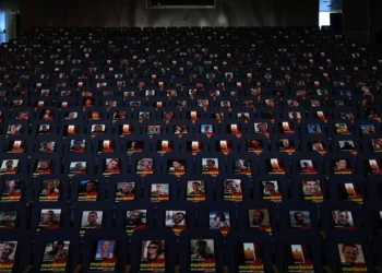 Fotografías de personas muertas, desaparecidas o secuestradas en el ataque de Hamás a Israel el 7 de octubre se exhiben en asientos vacíos en una exposición celebrada bajo el lema “UNIDOS CONTRA EL TERRORISMO” en el Auditorio Smolarz de la Universidad de Tel Aviv, el 22 de octubre de 2023, en Tel Aviv. Aviv. (Foto AP/Ohad Zwigenberg)
