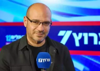 Periodista se disculpa por culpar a Israel de ataque a hospital