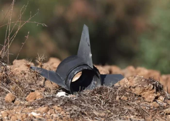 Una imagen muestra los restos de un cohete lanzado desde Gaza después de que fuera interceptado por el sistema Cúpula de Hierro y cayera en Sderot el 15 de octubre de 2023 (JACK GUEZ / AFP)