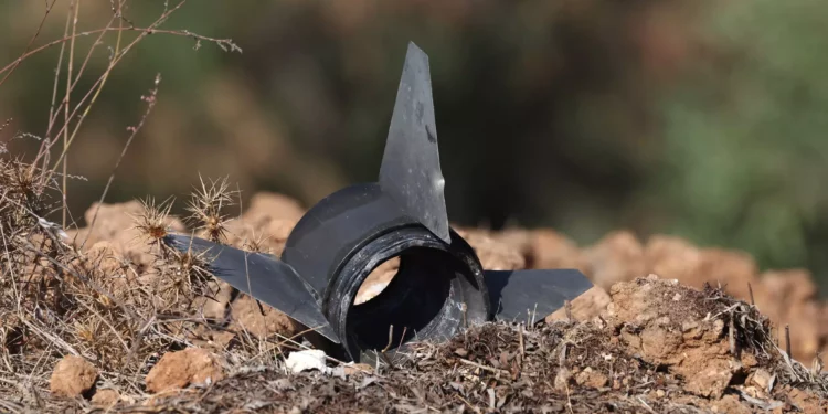 Una imagen muestra los restos de un cohete lanzado desde Gaza después de que fuera interceptado por el sistema Cúpula de Hierro y cayera en Sderot el 15 de octubre de 2023 (JACK GUEZ / AFP)