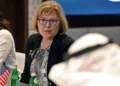 Barbara Leaf, Subsecretaria de Estado de EE.UU. para Asuntos de Oriente Próximo, habla con los periodistas en una mesa redonda con los medios de comunicación en Ciudad de Kuwait el 19 de octubre de 2022. (YASSER AL-ZAYYAT / AFP)