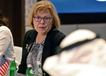 Barbara Leaf, Subsecretaria de Estado de EE.UU. para Asuntos de Oriente Próximo, habla con los periodistas en una mesa redonda con los medios de comunicación en Ciudad de Kuwait el 19 de octubre de 2022. (YASSER AL-ZAYYAT / AFP)