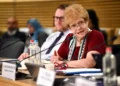 La enviada especial de EE.UU. para combatir y vigilar el antisemitismo, Deborah Lipstadt, habla en una conferencia centrada en las prohibiciones de sacrificios rituales que se han propuesto y aprobado en países europeos en Bruselas el 20 de octubre de 2022. (Departamento de Estado de EE.UU.)