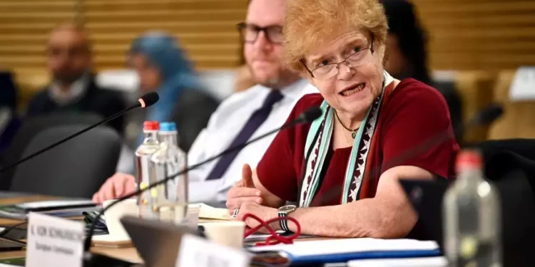 La enviada especial de EE.UU. para combatir y vigilar el antisemitismo, Deborah Lipstadt, habla en una conferencia centrada en las prohibiciones de sacrificios rituales que se han propuesto y aprobado en países europeos en Bruselas el 20 de octubre de 2022. (Departamento de Estado de EE.UU.)
