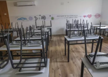 Vista de un aula vacía en una escuela de Tel Aviv, durante una huelga del Consejo Nacional de Estudiantes y Jóvenes, el 12 de septiembre de 2023. (Flash90)
