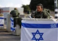 Soldados israelíes vigilan un puesto de control cerca de la frontera norte con Líbano el 17 de octubre de 2023. (Jalaa Marey/AFP)