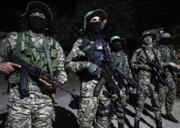 Combatientes del ala militar de Hamás participan en un servicio en memoria de un miembro del grupo terrorista islamista, en la ciudad de Rafah, en el sur de Gaza, el 15 de noviembre de 2021. (Abed Rahim Khatib/Flash90)