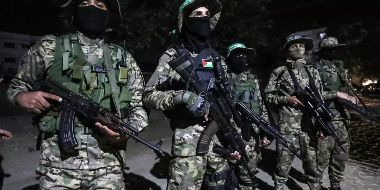 Combatientes del ala militar de Hamás participan en un servicio en memoria de un miembro del grupo terrorista islamista, en la ciudad de Rafah, en el sur de Gaza, el 15 de noviembre de 2021. (Abed Rahim Khatib/Flash90)