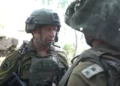 El Jefe del Mando Sur de las IDF, Mayor General Yaron Finkelman, habla a las tropas cerca de la frontera de Gaza, 19 de octubre de 2023. (Fuerzas de Defensa de Israel)