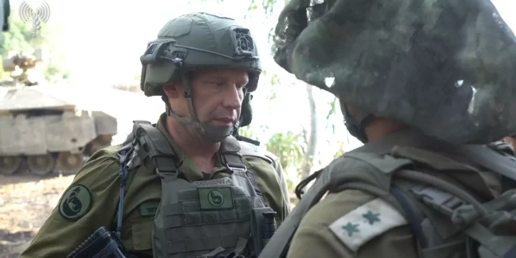 El Jefe del Mando Sur de las IDF, Mayor General Yaron Finkelman, habla a las tropas cerca de la frontera de Gaza, 19 de octubre de 2023. (Fuerzas de Defensa de Israel)
