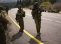 Soldados israelíes patrullan a lo largo de una carretera cerca de la frontera entre Israel y el Líbano, en Israel, el 16 de octubre de 2023. (Foto AP/Francisco Seco)