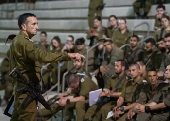 El Jefe de Estado Mayor de las FDI, Teniente General Herzi Halevi, habla a los comandantes Golani en una base militar no revelada, el 21 de octubre de 2023. (Fuerzas de Defensa de Israel)