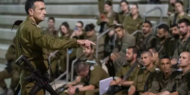 El Jefe de Estado Mayor de las FDI, Teniente General Herzi Halevi, habla a los comandantes Golani en una base militar no revelada, el 21 de octubre de 2023. (Fuerzas de Defensa de Israel)