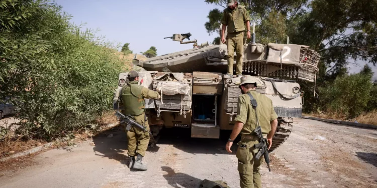 Soldados israelíes en una zona de concentración cerca de la frontera israelí con Líbano, norte de Israel, 22 de octubre de 2023. (David Cohen/Flash90)