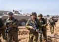 El jefe del Mando Sur de las FDI, el general de división Yaron Finkelman (centro), en la Franja de Gaza, el 30 de octubre de 2023. (Fuerzas de Defensa de Israel)