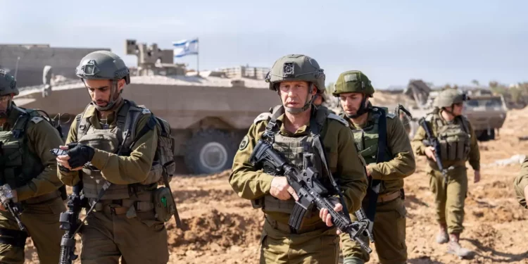 El jefe del Mando Sur de las FDI, el general de división Yaron Finkelman (centro), en la Franja de Gaza, el 30 de octubre de 2023. (Fuerzas de Defensa de Israel)