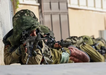 Los soldados toman posiciones en la ciudad sureña de Sderot, el 8 de octubre de 2023. (Yossi Zamir/Flash90)
