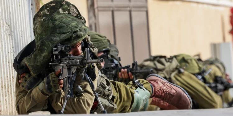 Los soldados toman posiciones en la ciudad sureña de Sderot, el 8 de octubre de 2023. (Yossi Zamir/Flash90)