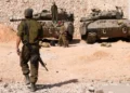 Soldados israelíes se reúnen cerca de tanques Merkava mientras ocupan una posición en un lugar no revelado de la frontera con Líbano el 22 de octubre de 2023. (Jalaa MAREY / AFP)