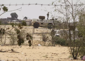 Ilustrativo: En esta foto de archivo del 6 de agosto de 2012, guardias fronterizos egipcios patrullan cerca de la frontera con Israel en Rafah, Egipto. (AP/Ahmed Gomaa, Archivo)