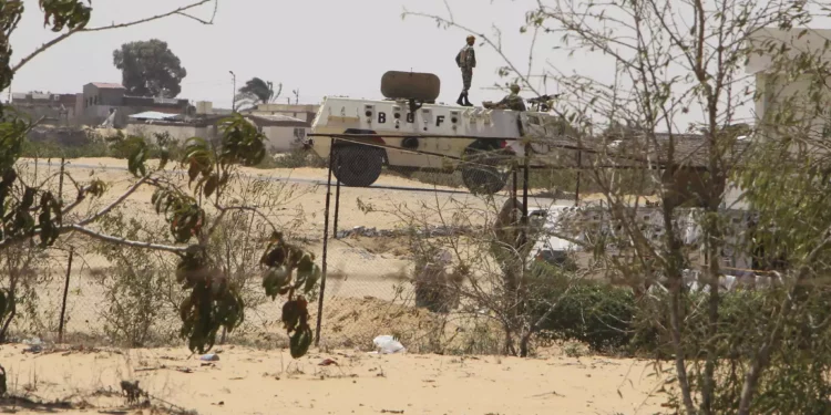 Ilustrativo: En esta foto de archivo del 6 de agosto de 2012, guardias fronterizos egipcios patrullan cerca de la frontera con Israel en Rafah, Egipto. (AP/Ahmed Gomaa, Archivo)