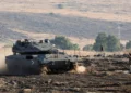 Un tanque israelí Merkava entra en posición en el norte de Israel, cerca de la frontera con Líbano, el 15 de octubre de 2023. (Jalaa MAREY / AFP)