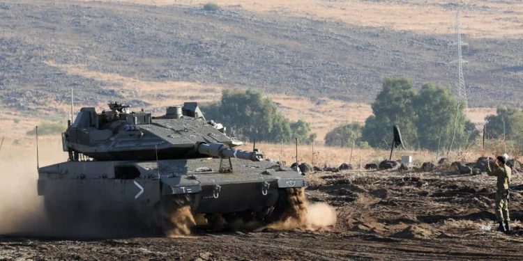 Un tanque israelí Merkava entra en posición en el norte de Israel, cerca de la frontera con Líbano, el 15 de octubre de 2023. (Jalaa MAREY / AFP)