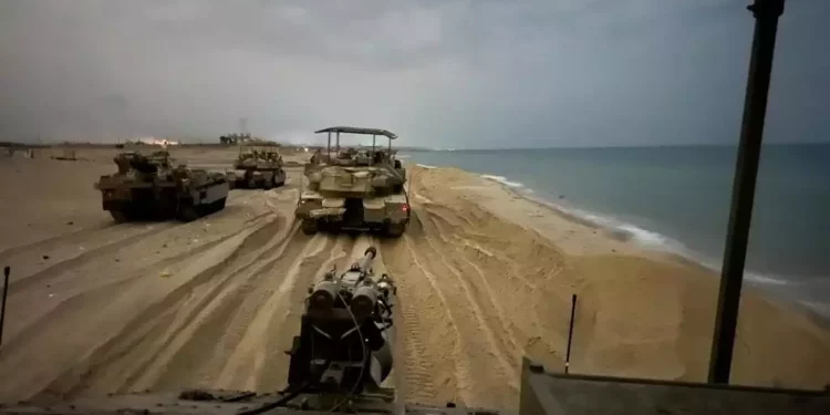 Tanques de las FDI se adentran en la costa del norte de la Franja de Gaza, 29 de octubre de 2023. (Fuerzas de Defensa de Israel)