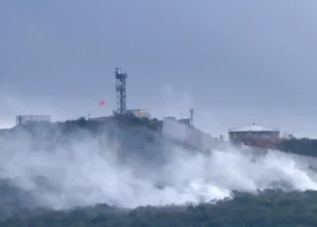 Fotografía tomada el 15 de octubre de 2023 que muestra humo cerca de un emplazamiento militar israelí cercano a la localidad de Aita al-Shaab, en la frontera sur libanesa, tras los bombardeos del grupo terrorista libanés Hezbolá, apoyado por Irán. (AFP)