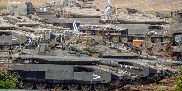 Israel equipa tanques con jaulas antidrones antes de entrar a Gaza