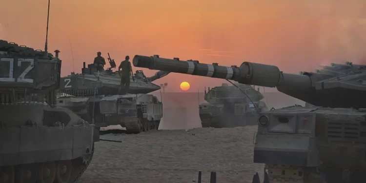 Filas de tanques: El norte de Israel se prepara para la guerra