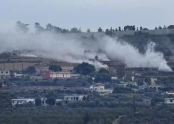 Se levanta humo tras un ataque de artillería israelí en al-Bustan, un pueblo libanés fronterizo con Israel, sur del Líbano, 18 de octubre de 2023. (AP Photo/Hussein Malla)