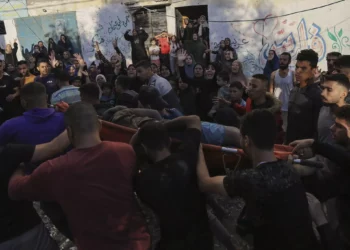 Mujeres palestinas reaccionan mientras sacan un cuerpo de los escombros de una casa destruida tras los ataques aéreos israelíes en la ciudad de Gaza, el sábado 21 de octubre de 2023. (Foto AP/Abed Khaled)