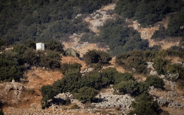 Vista de una tienda de campaña de Hezbollah erigida en el lado israelí de la Línea Azul, vista desde el lado israelí de la frontera con el Líbano, el 10 de agosto de 2023. (Chaim Goldberg/Flash90)
