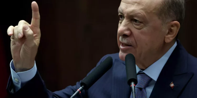El presidente de Turquía y líder del Partido de la Justicia y el Desarrollo (AK), Recep Tayyip Erdogan, pronuncia un discurso durante la reunión de grupo de su partido en la Gran Asamblea Nacional turca en Ankara, el 25 de octubre de 2023. (Foto de Adem ALTAN / AFP)