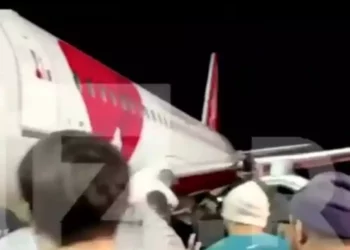 Ataque de una turba antiisraelí en un aeropuerto de Daguestán, 29 de octubre de 2023 (Captura de pantalla de redes sociales; utilizada de conformidad con la cláusula 27a de la Ley de Propiedad Intelectual).