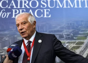 Josep Borrell, alto representante de la Unión Europea para Asuntos Exteriores y Política de Seguridad, habla con la prensa tras asistir a la Cumbre Internacional por la Paz en la Nueva Capital Administrativa (NAC) de Egipto, a unos 45 kilómetros al este de El Cairo, el 21 de octubre de 2023. (Khaled Desouki/AFP)