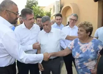 Eli Cohen junto a un ministro británico visitan la ciudad de Ofakim
