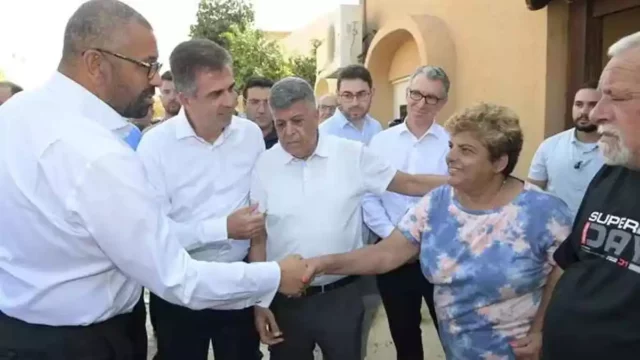 Eli Cohen junto a un ministro británico visitan la ciudad de Ofakim