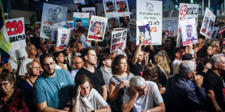 50.000 israelíes en Tel Aviv ante retraso en liberación
