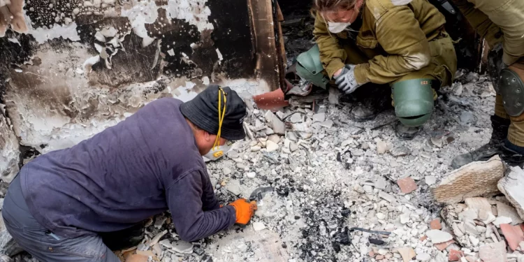 Arqueólogos buscan a desaparecidos en masacre del 7 de octubre