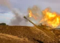 Una unidad de artillería de las FDI dispara hacia el Líbano cerca de la frontera israelí con el Líbano, norte de Israel, 2 de noviembre de 2023. (David Cohen/Flash90)