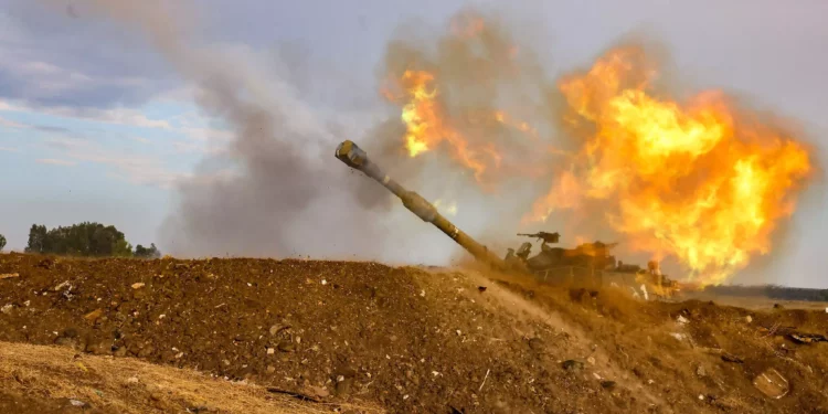Una unidad de artillería de las FDI dispara hacia el Líbano cerca de la frontera israelí con el Líbano, norte de Israel, 2 de noviembre de 2023. (David Cohen/Flash90)