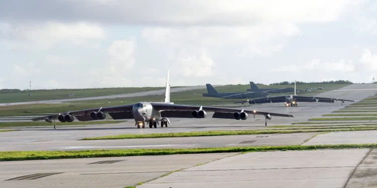 Retorno triunfal de los bombarderos B-52H Stratofortress