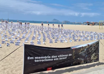 1400 banderas de Israel en playa de Brasil por víctimas de Hamás