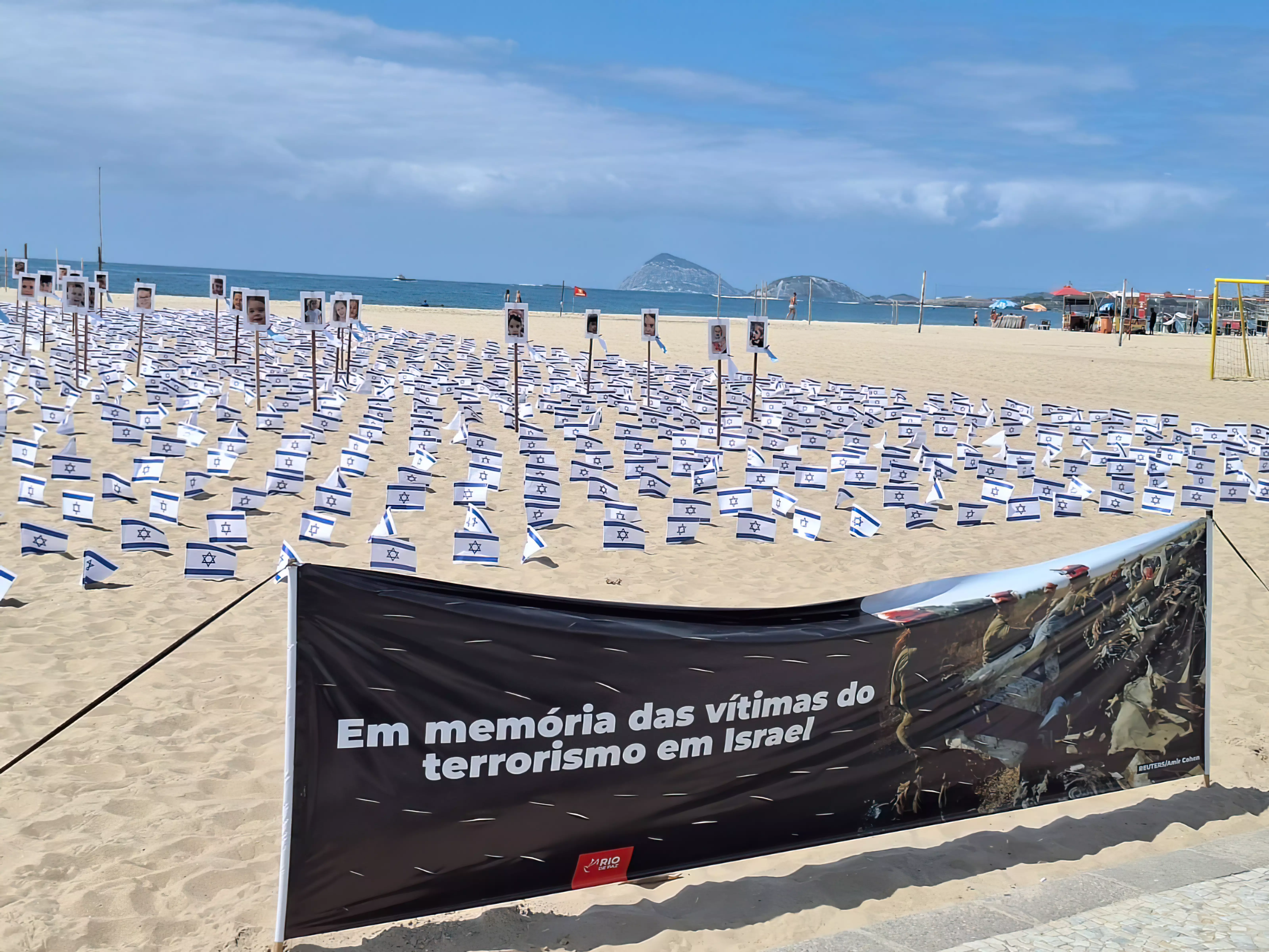 1400 banderas de Israel en playa de Brasil por víctimas de Hamás