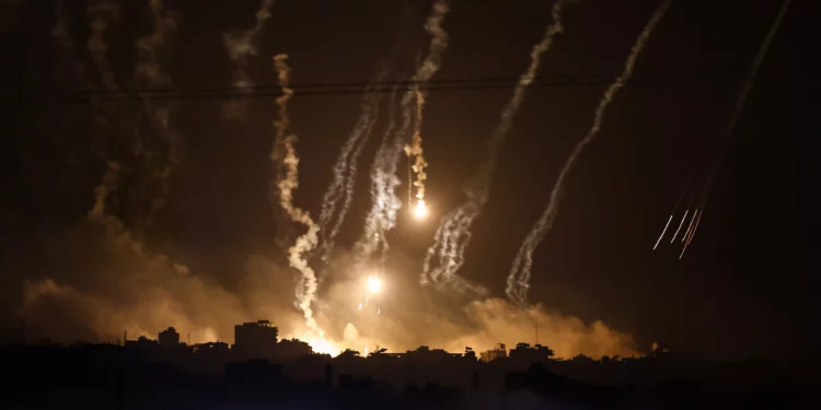 Esta imagen tomada desde el lado israelí de la frontera con Gaza el 10 de noviembre de 2023 muestra humo y bengalas lanzadas por las fuerzas israelíes sobre la Franja de Gaza, en medio de los continuos enfrentamientos entre Israel y el grupo terrorista palestino Hamás. (Kenzo Tribouillard/AFP)