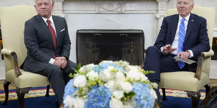 Biden a Jordania: Es necesario forzar a los palestinos a salir de Gaza