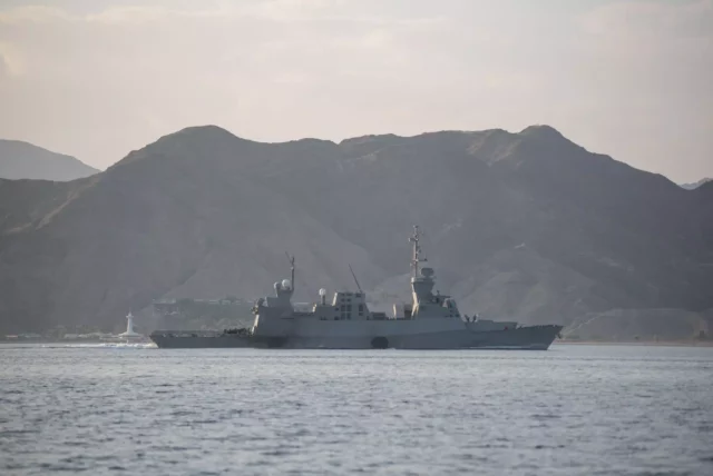 Las FDI envían buques misileros a la zona del mar Rojo